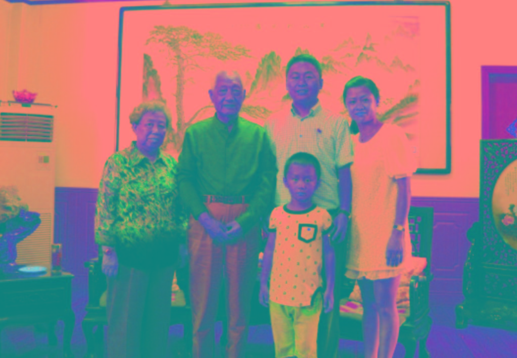 與原南京軍區(qū)政委方祖岐上將夫婦合影留念。